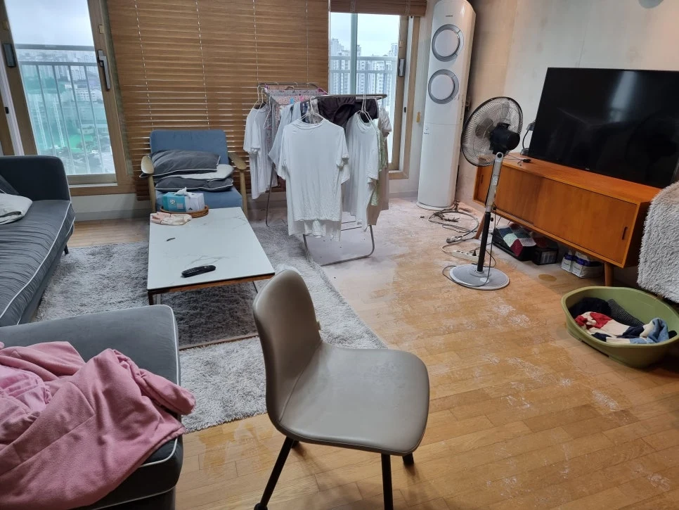 청소왕 루원시티 악취제거 현장 사례 - 의정부 송산1동 고독사 청소 후기 – 구더기로 가득 찬 방, 마지막을 정리하다