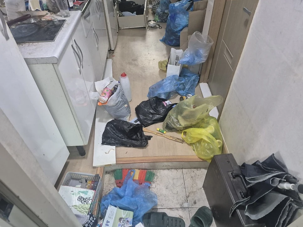 흡연 쓰레기집 청소, 문을 열자마자 숨부터 막혔던 이유