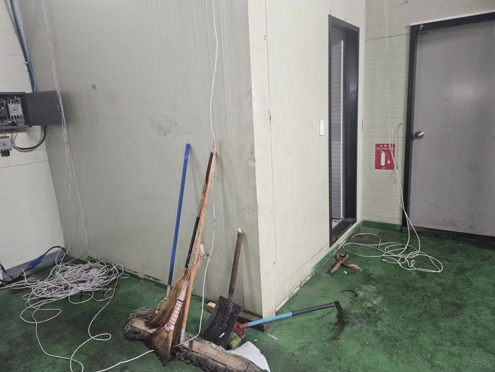 공장청소, 생산라인을 멈추지 않고 진행한 공장 바닥 기름때 청소 이야기