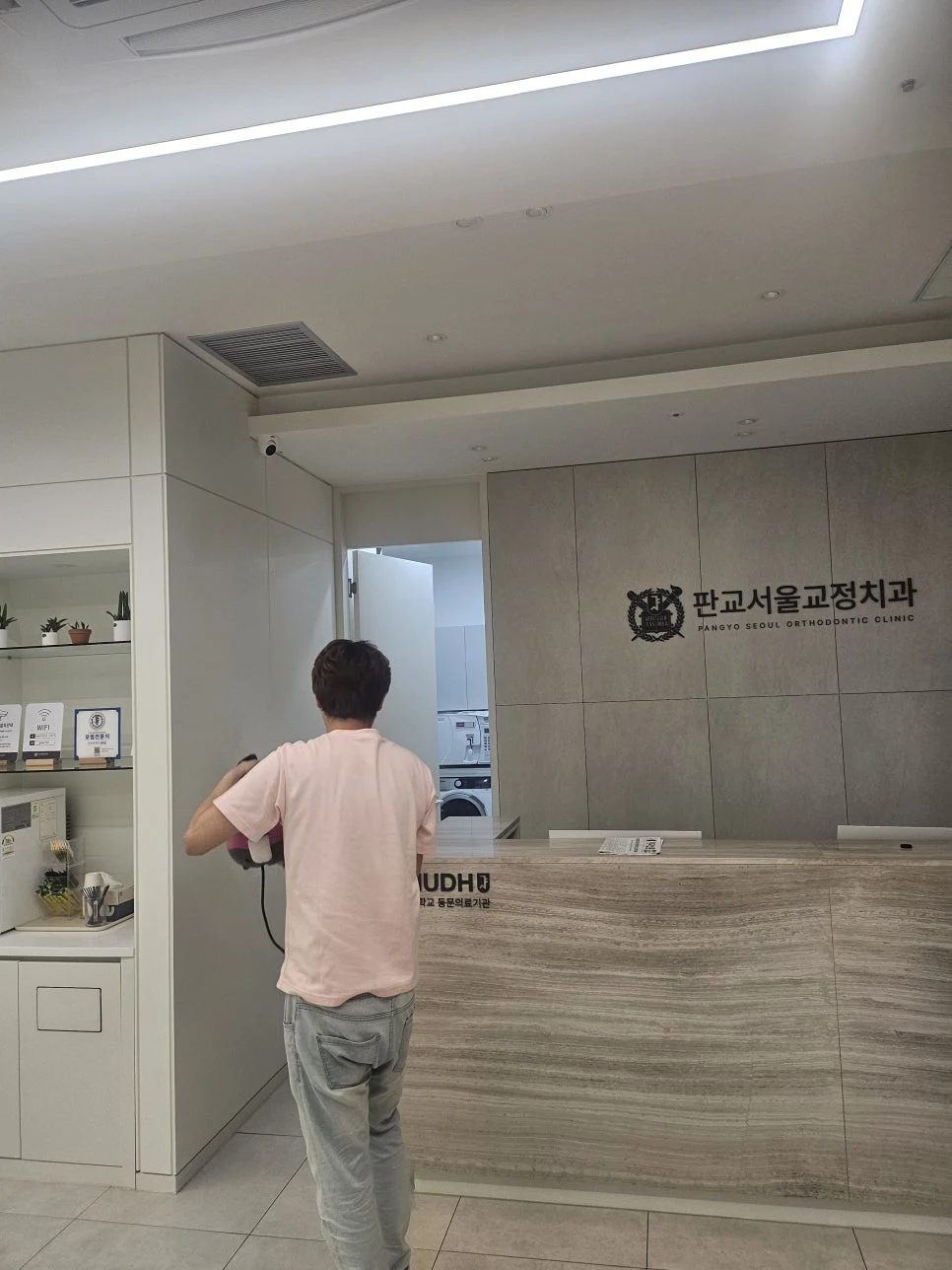 청소왕 안양 만안구 사무실청소 현장 사례 - [치과 타일 청소] 환자들은 생각보다 바닥을 오래 기억합니다