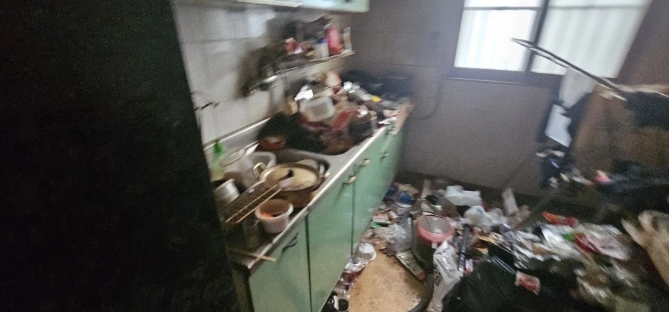 "이게 사람 사는 집이야?" 충격의 원룸 쓰레기집, '청소왕' 만나 새집된 사연 (소파버리기, 대형폐기물가격 꿀팁) 사진 7