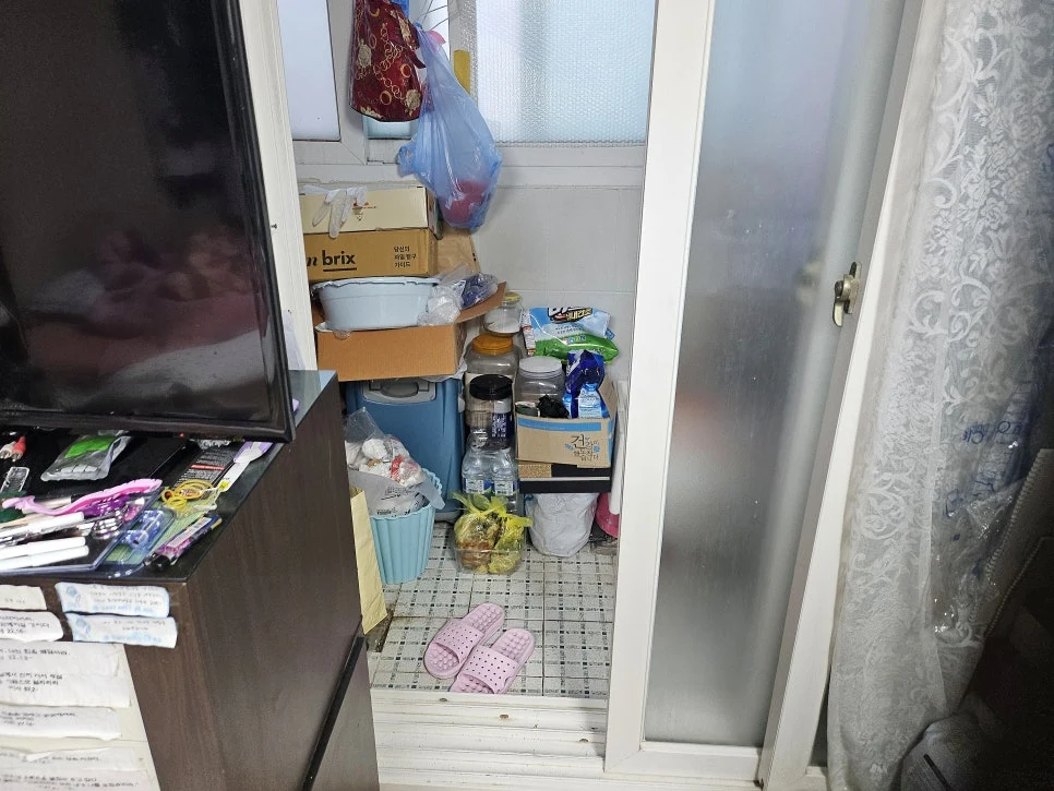청소왕 일산신도시 악취제거 현장 사례 - 의정부 고독사 특수청소, 보이지 않는 위험까지 완벽하게 (전문가의 현장관리 및 감염 방지 과정)