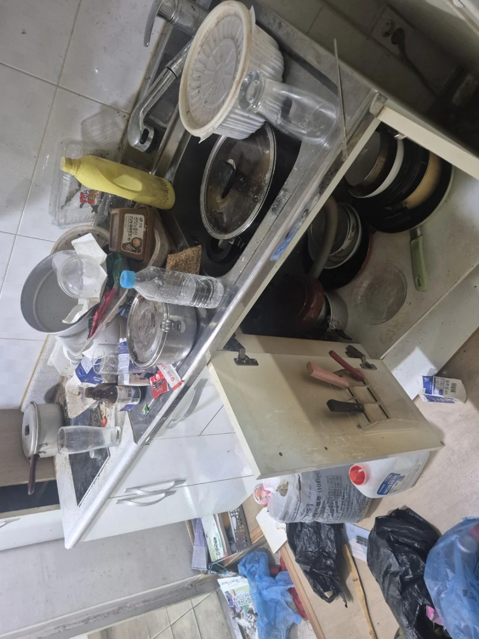 청소왕 성남시 폐기물처리 현장 사례 - 흡연 쓰레기집 청소, 문을 열자마자 숨부터 막혔던 이유