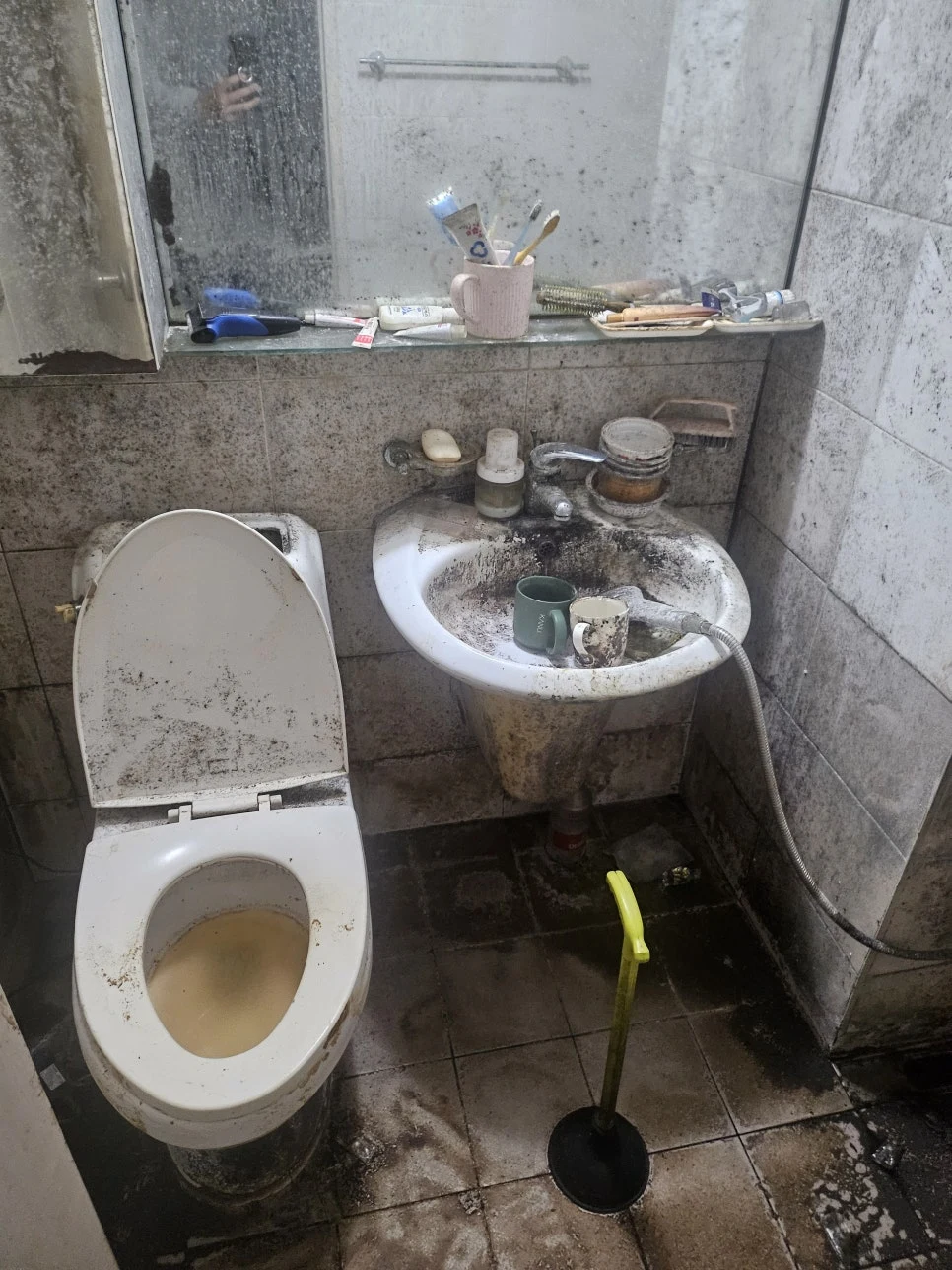 청소왕 강남구 고독사청소 현장 사례 - 의정부 흡연 고독사 청소, 담배냄새와 고독사 냄새가 함께 남아 있던 현장이었습니다
