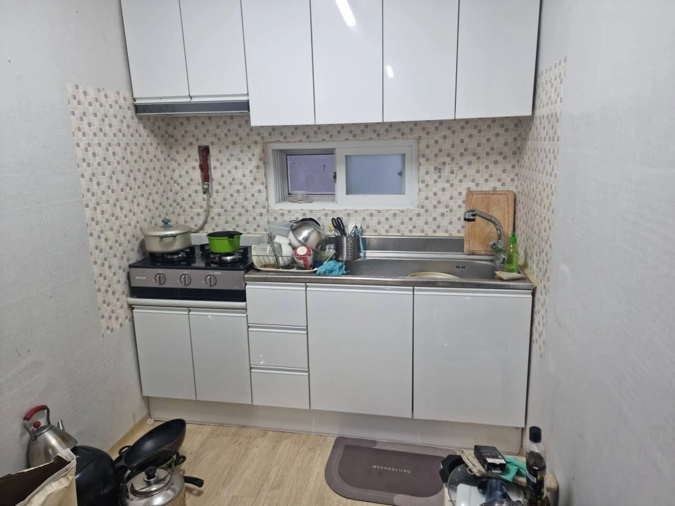 청소왕 동대문구 거주청소 현장 사례 - 고독사 구더기 청소, 참담한 현장… 의정부 청소왕이 마지막 길을 지켜드립니다.