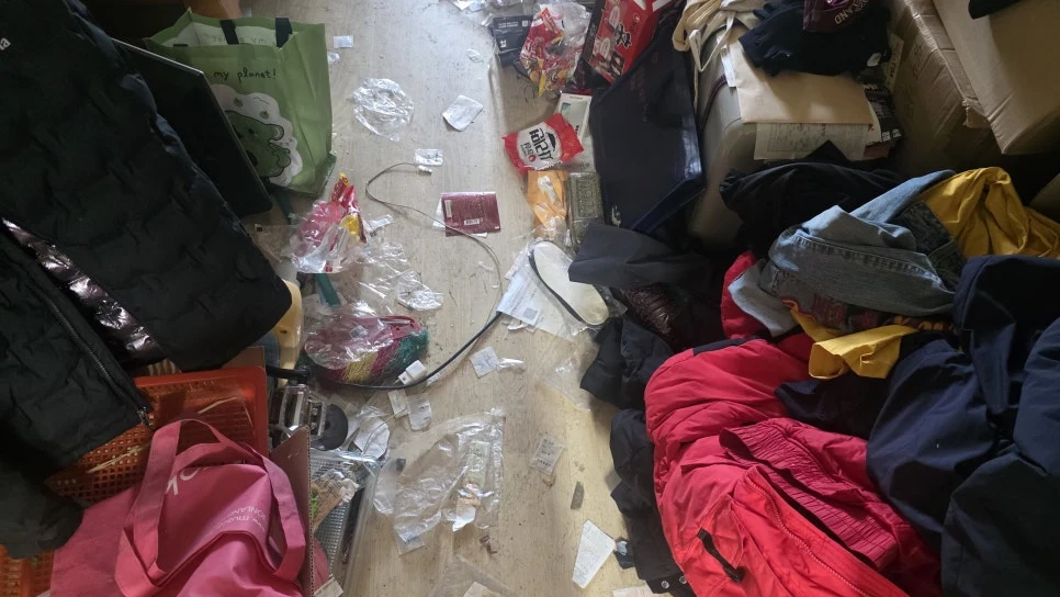 “혼자 못 치우는 쓰레기집”… 결국 문 앞에서 주저앉았던 날의 이야기