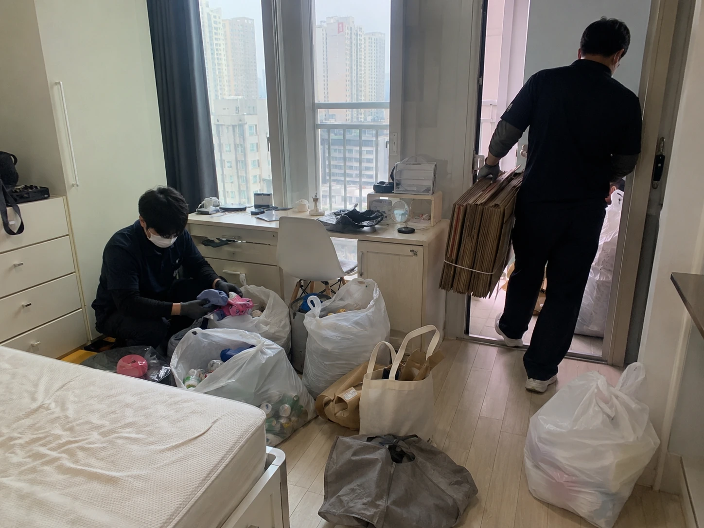 물품을 분류하는 작업자들