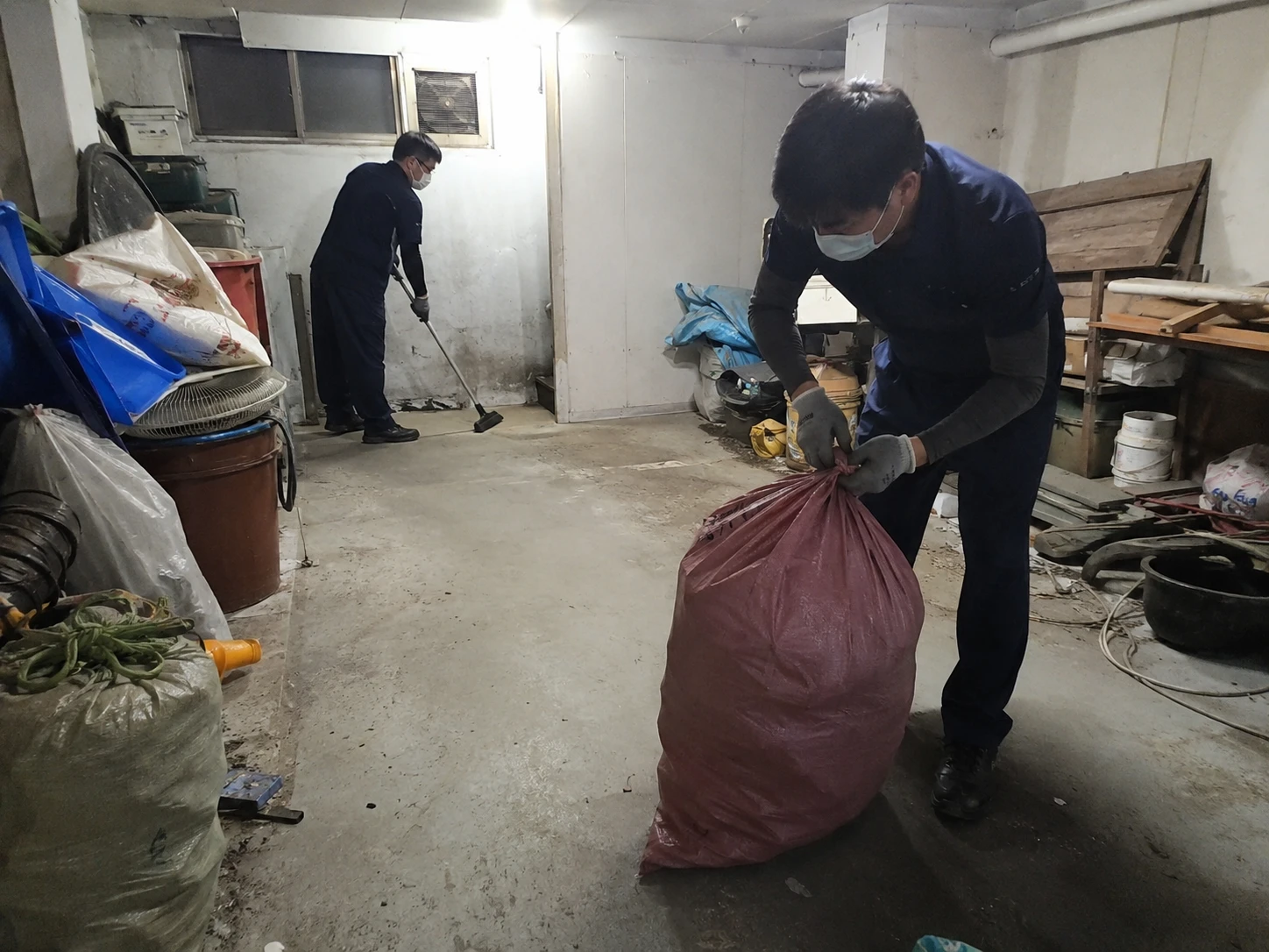 반출 물품을 옮기는 작업자