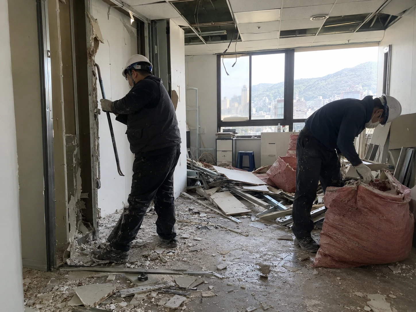 부분 철거가 필요한 상가 실내 가벽 철거 작업 사진