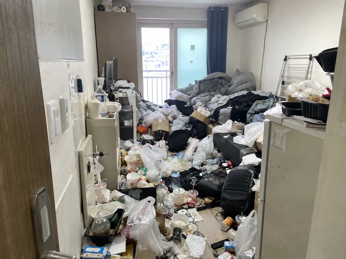 실내에 적치된 봉투와 상자