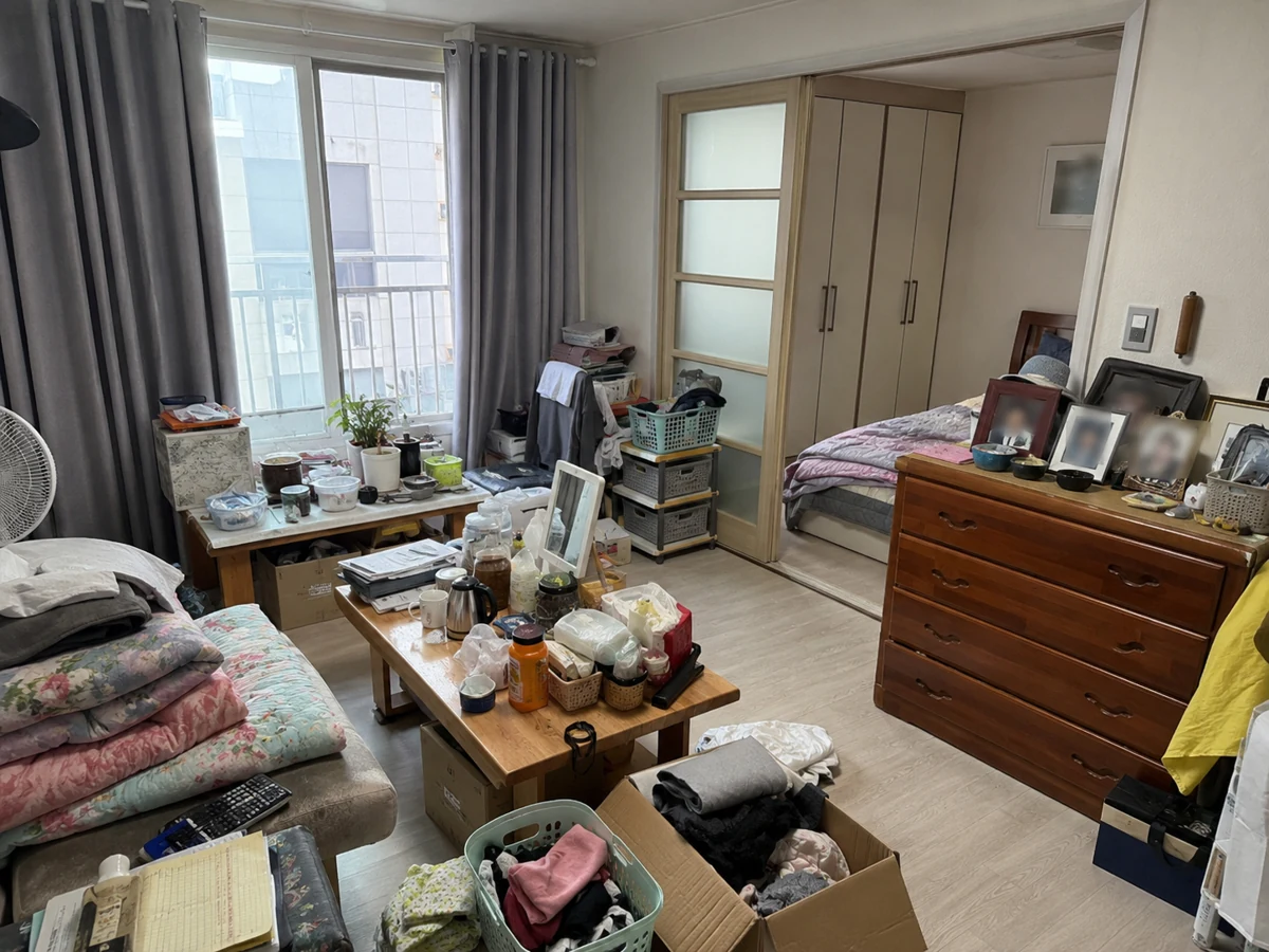 가구와 물품이 있는 실내