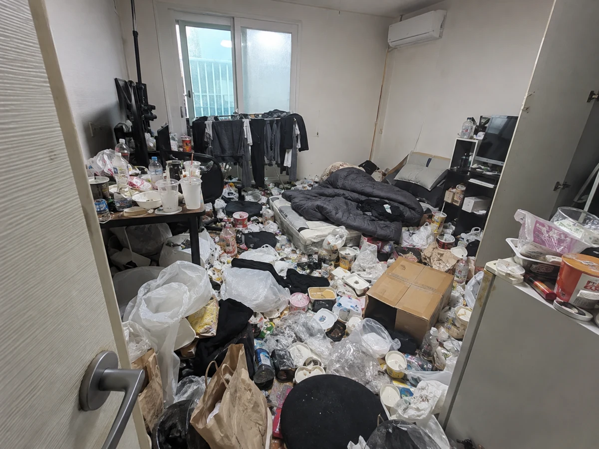 실내에 쌓인 반출 대상 물품