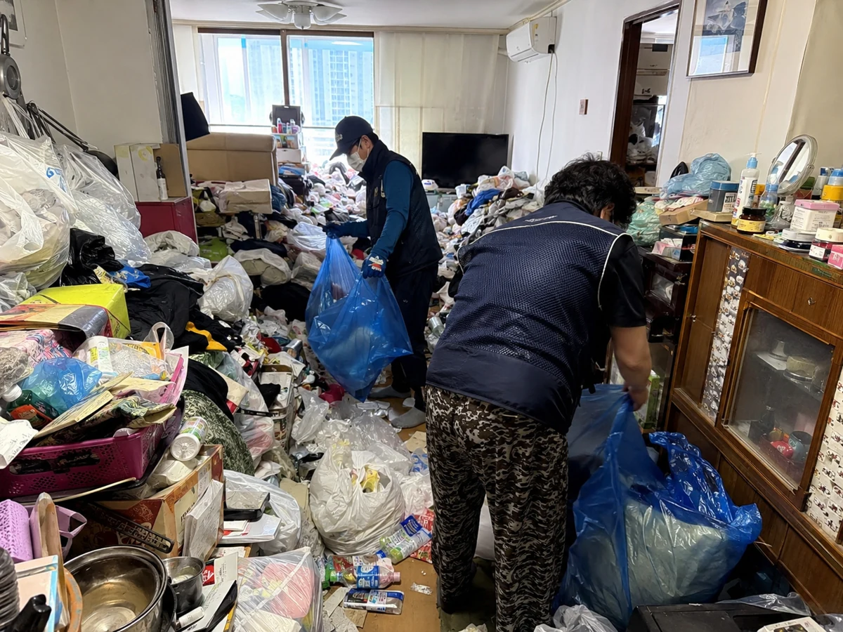 생활용품과 반출 대상 물품이 쌓인 실내
