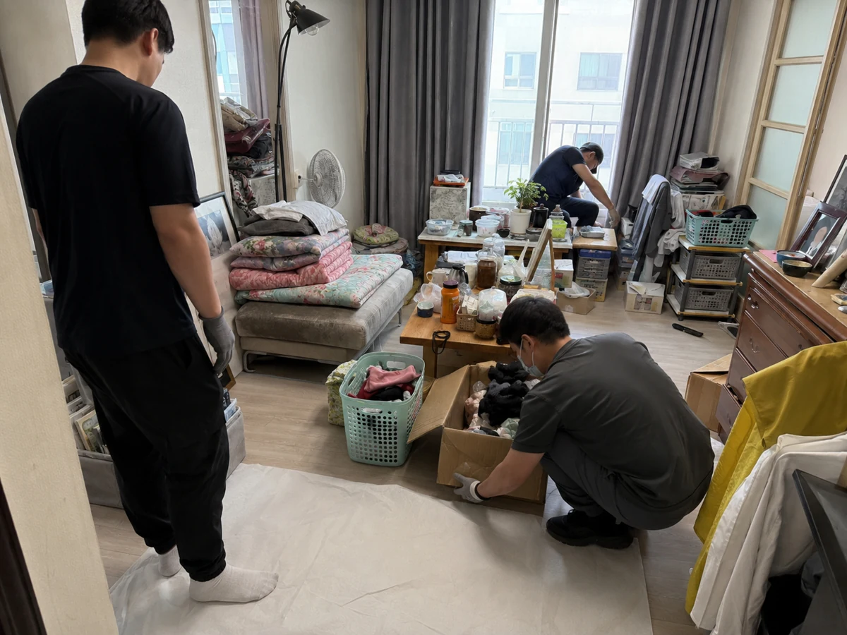 실내에 모아 둔 물품과 가구