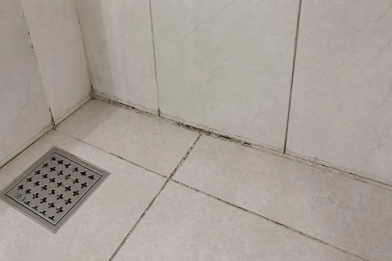 욕실 바닥과 타일 모서리