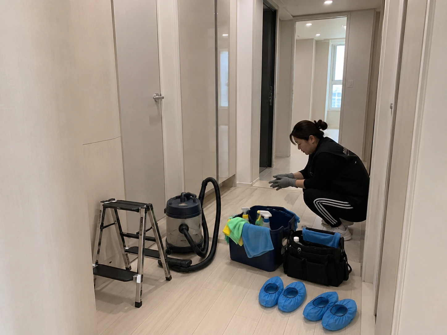 실내 창가에서 청소하는 작업자