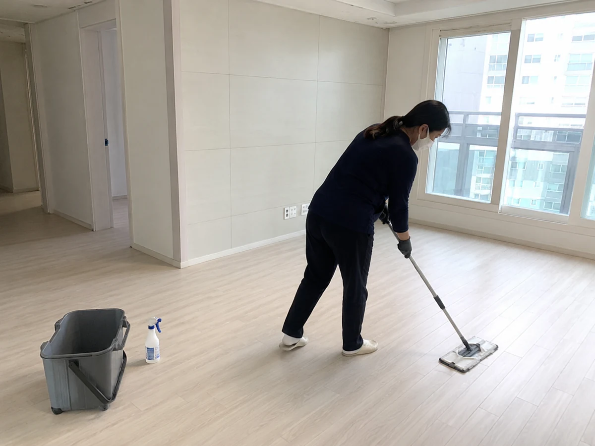 거실 바닥 밀대청소 설명용 이미지
