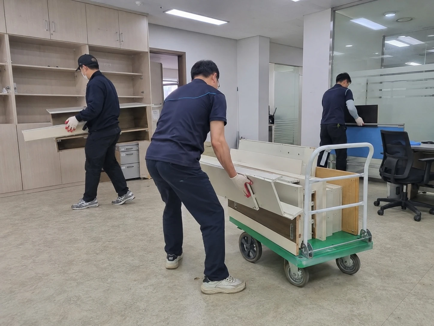 물품을 실은 운반 도구와 작업자